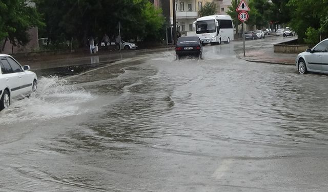 İnegöl belediyesi yine sınıfta kaldı cadde ve sokaklar göle döndü