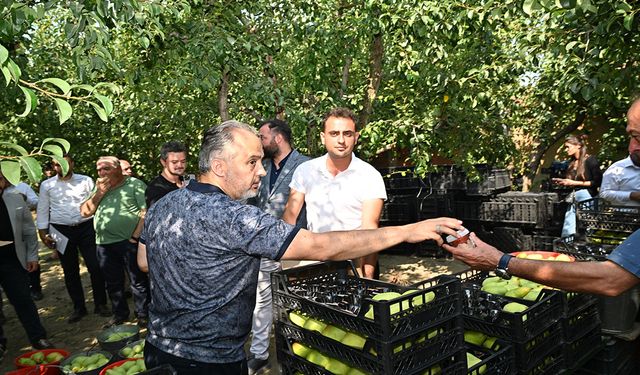 Başkan Aktaş’tan çiftçiye tarlada ziyaret