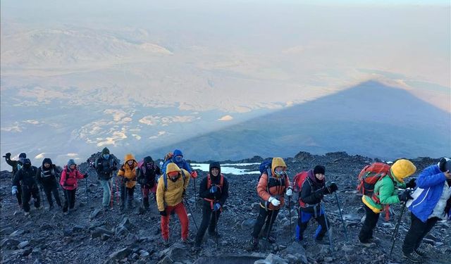 İnegöllü Dağcılar Yazdan Kışa Yürüdü