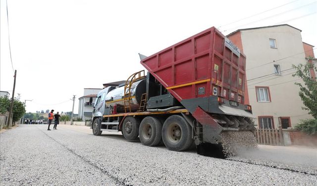 Yeniceköy Mahallesinde Yol Kaplama Çalışmaları Sürüyor