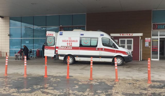 Traktör ile minibüs çarpıştı 1'i ağır 3 yaralı