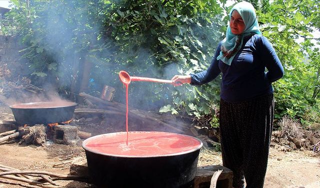 İnegöl sokaklarında ‘salça’ sezonu başladı