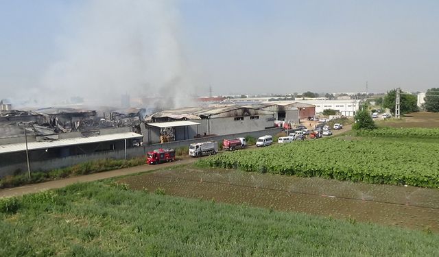 İnegöl'de sanayi bölgesinde çıkan yangında soğutma çalışmaları sürüyor