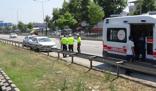 Seyir halindeki otomobil bariyerlere çarptı 2 yaralı