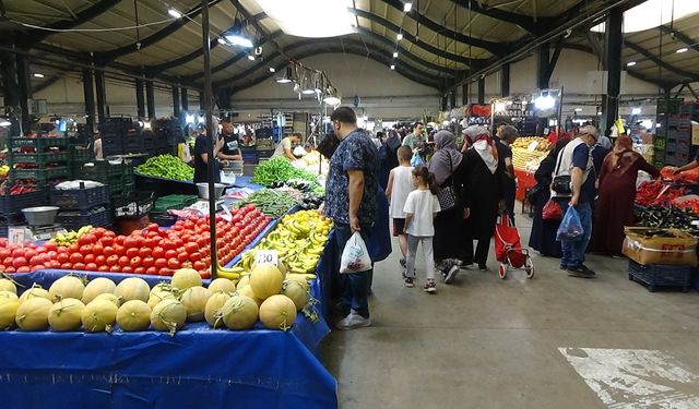 İnegöl'de pazarda durum ne? Vatandaş ve esnafa sorduk...