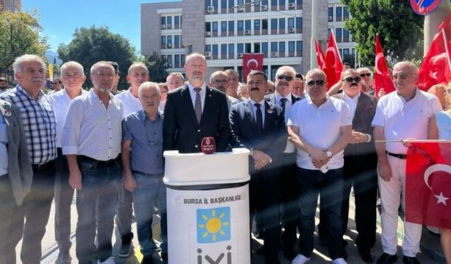 İYİ Parti Bursa, İl Milli Eğitim Müdürlüğü önünde eğitimde sorunları ele aldı