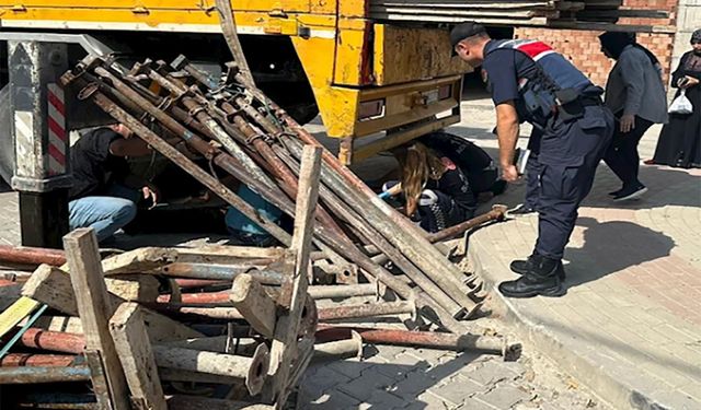 Halat koptu işçinin üzerine iskele demirleri devrildi