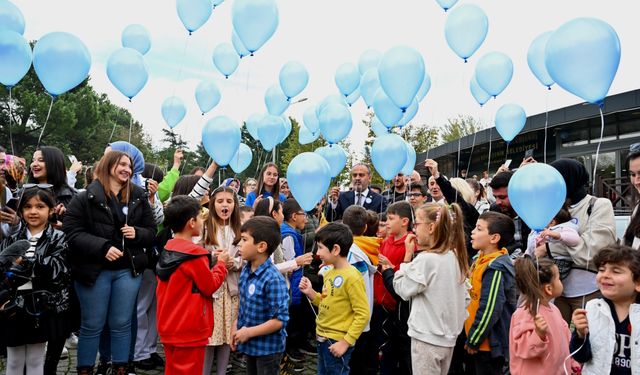 Mavi balonlar Filistinli çocuklar için gökyüzüne bırakıldı