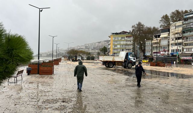 Büyükşehir’den fırtına mesaisi