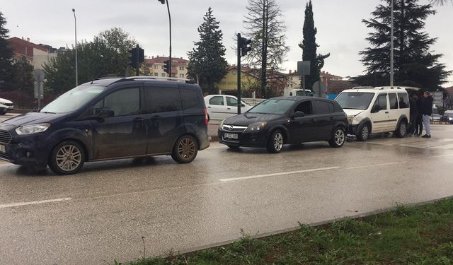 İnegöl Alanyurt yolunda zincirleme kaza