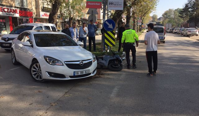 Motosiklet ile otomobil çarpıştı 1 yaralı