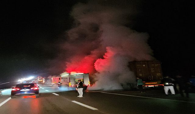 Seyir halindeki tır alev alev yandı!