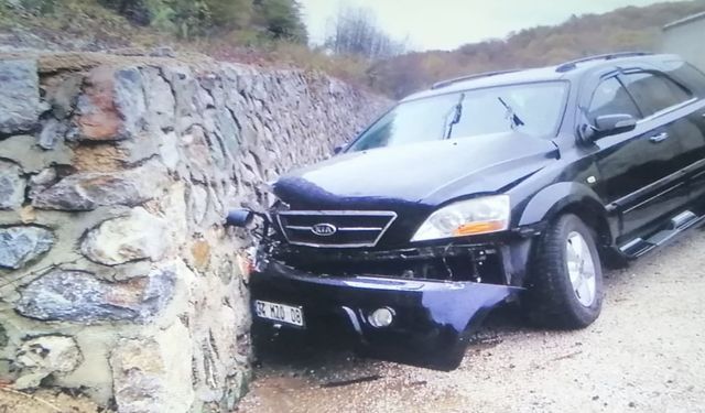 Bursa Ankara yolu mezitler bölgesinde kaza 2 yaralı