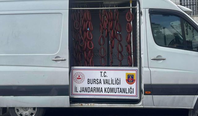 Bursa'da kamyonetteki sucukları tazyikli suyla yıkayan kişiler yakalandı!