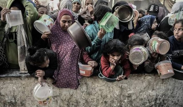 Gazze’de Müslümanlar hayvan yemi ögütüp yiyor