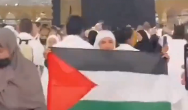Kabe'de Filistin bayrağı açtı, gözaltına alındı