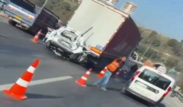 İki tırın arasında sıkışan otomobilin sürücüsü  ve yanındaki yolcu hayatını kaybetti