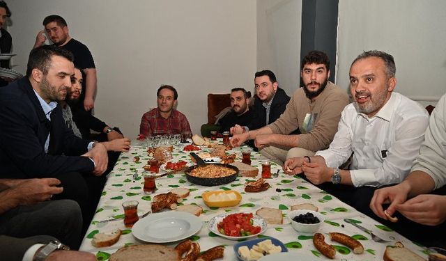 Başkan Aktaş gençlerle sahur yaptı