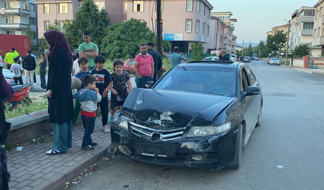 İnegöl'de 2 otomobil 1 motosiklet çarpıştı 1 yaralı