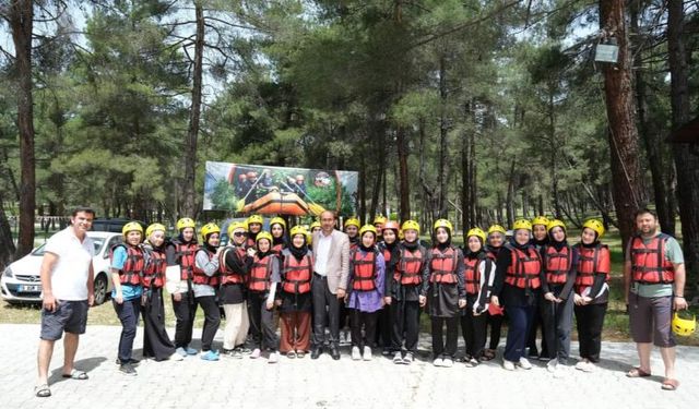 Orhaneli'nde liseli öğrenciler rafting yaptı