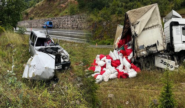 İnegöl Yenişehir yolunda tır ile otomobil çarpıştı