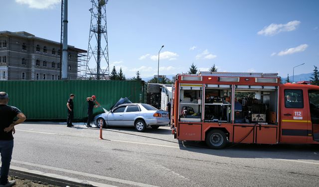 İnegöl'de Tır otomobil üzerine devrildi 2 yaralı