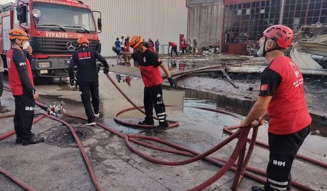 İHH İnegöl Arama Kurtarma Ekibi Yenişehir'deki yangına destek verdi