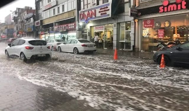 Sağanak yağmur Bursa'yı vurdu cadde ve sokaklar göle döndü