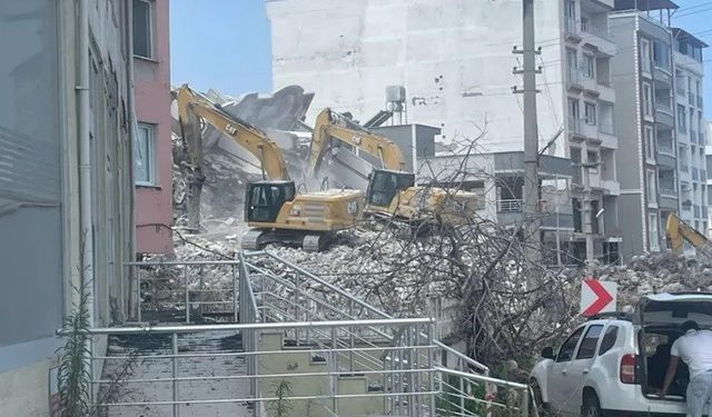 Hatay'da riskli binaların yıkımı devam ediyor