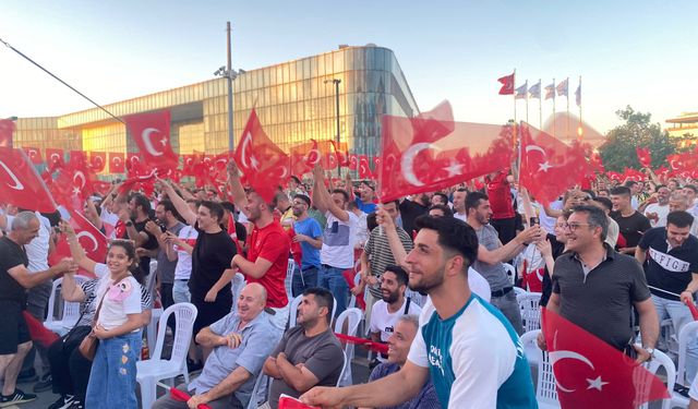 Türkiye İtalya voleybol maçı Bursa'da dev ekranlarda