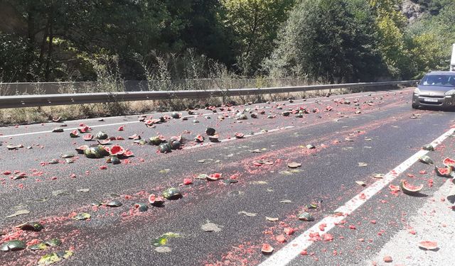 Tır'dan yola yüzlerce karpuz düştü