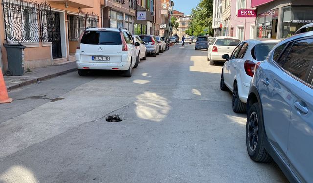 İnegöl'de yollar çöküyor herkes izliyor