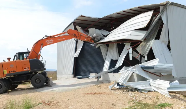 Bursa Nilüfer'in kırsal mahallelerindeki 3 kaçak yapı yıkıldı