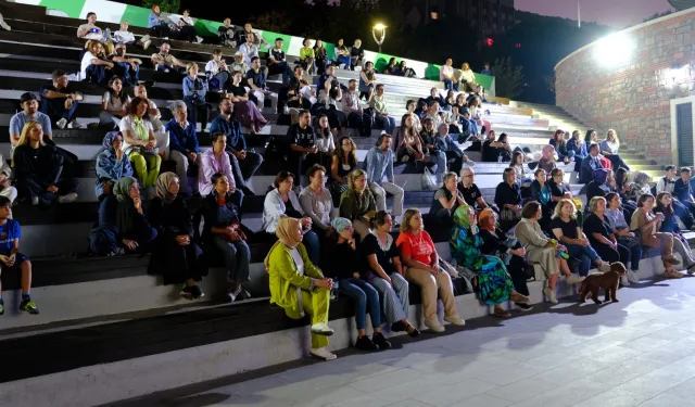 Bursa'da Atatürk Stadyumu Kütüphanesi önünde sinema keyfi