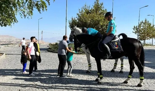 Elazığ'da Atlı Jandarma Timi'ne yoğun ilgi