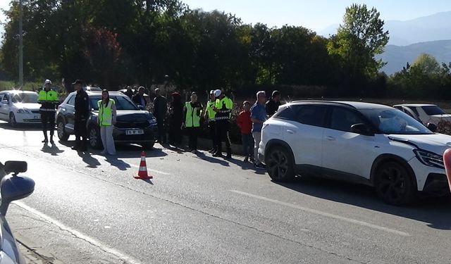 İnegöl Ahmet Türkel Çevre Yolunda Zincirleme Kaza 2 yaralı