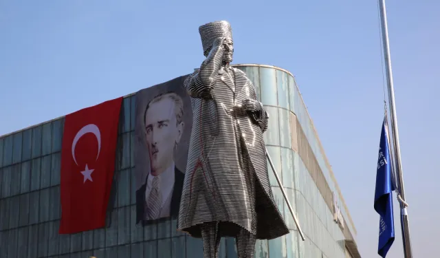 Bursa Kent Meydanı'nda 'Atatürk Heykeli'