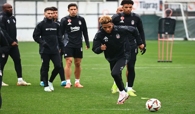 Beşiktaş teknik direktörü Van Bronckhorst istifa etti mi?