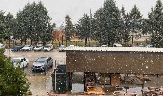 İnegöl'de lapa lapa kar yağışı