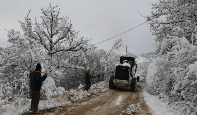 Artvin'de kar köylere ulaşımı kesti