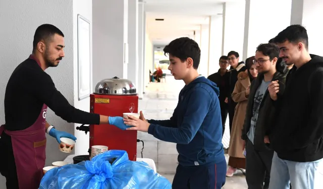 Bursa’da ders çalışan öğrencilere çorbalar Başkan Aydın’dan