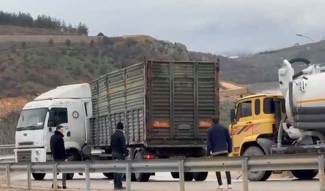 İnegöl'de aynı yerde yine kaza yol kapandı