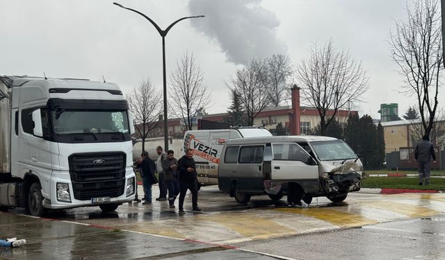 İnegöl'de can pazarı park halindeki Tır'a çarptı 3 yaralı