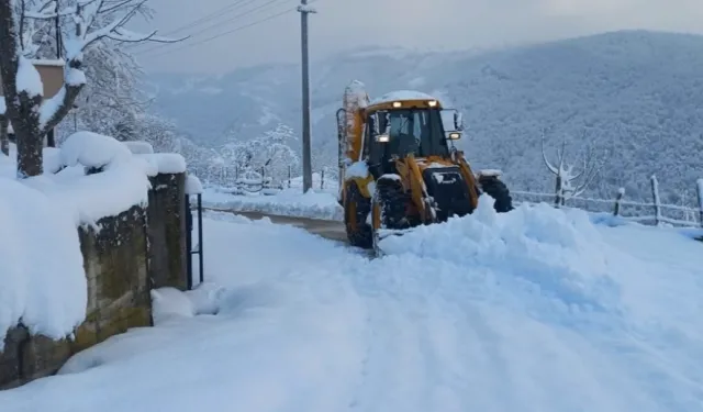 Düzce'de kapalı köy yollarında yol açma çalışmaları devam ediyor