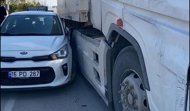 Tır otomobili metrelerce sürükledi