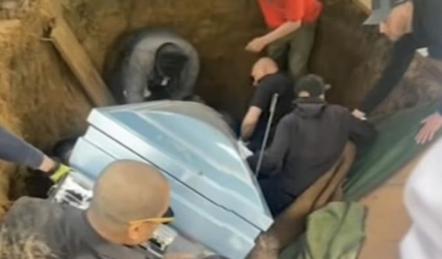 Cenazede feci kaza! Tüm aile mezara düştü