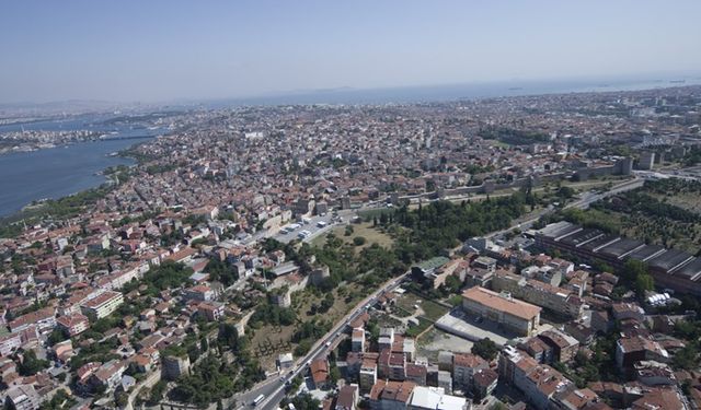İstanbul'da Deprem Panik Yaşattı: Şehir Boşalmaya Başladı!