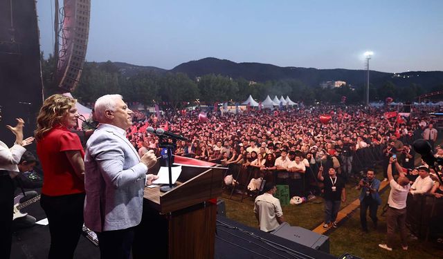 Bursa’da 19 Mayıs coşkusu ‘Mor ve Ötesi’ ile zirve yaptı