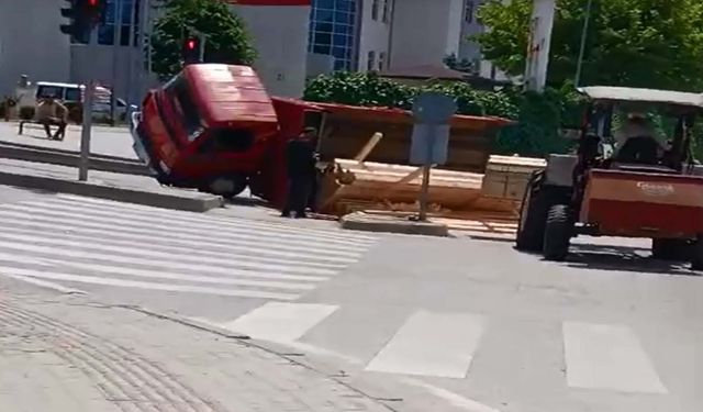 İnegöl'de virajı alamayan kereste yüklü kamyonet devrildi