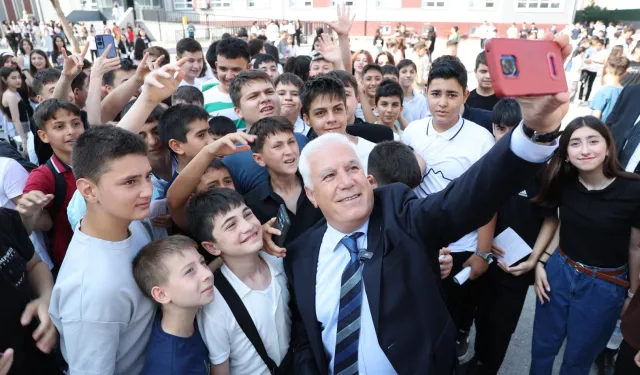 Bursa'da Başkan Bozbey karne sevincine ortak oldu